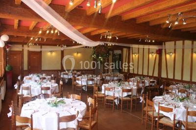 Un jardin avec pelouse, arbres variés et un lampadaire, éclairé par une lumière douce du matin.