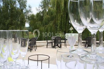 Un jardin avec pelouse, arbres variés et un lampadaire, éclairé par une lumière douce du matin.