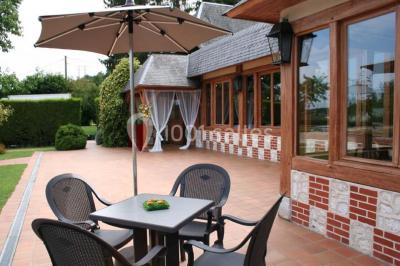 Un jardin avec pelouse, arbres variés et un lampadaire, éclairé par une lumière douce du matin.