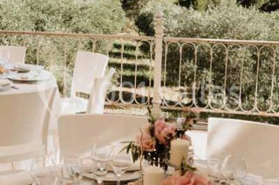 Vue d'une pièce lumineuse avec sol en carreaux anciens, mobilier classique et une chambre attenante avec lit à baldaquin.