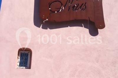 Miniature Location salle Rognes (Bouches-du-Rhône) - Domaine Naïs #12 Terrasse en pierre avec des tonneaux en bois, vue sur un paysage verdoyant et une clôture en fer forgé.