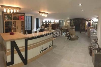 Miniature Location salle Rognes (Bouches-du-Rhône) - Domaine Naïs #18 Terrasse en pierre avec des tonneaux en bois, vue sur un paysage verdoyant et une clôture en fer forgé.