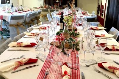 Miniature Location salle Rognes (Bouches-du-Rhône) - Domaine Naïs #5 Terrasse en pierre avec des tonneaux en bois, vue sur un paysage verdoyant et une clôture en fer forgé.