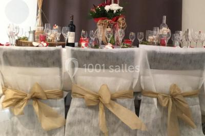 Miniature Location salle Rognes (Bouches-du-Rhône) - Domaine Naïs #14 Terrasse en pierre avec des tonneaux en bois, vue sur un paysage verdoyant et une clôture en fer forgé.