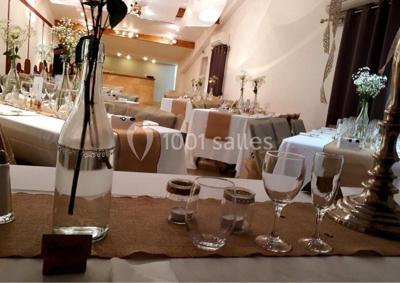 Location salle Rognes (Bouches-du-Rhône) - Domaine Naïs #17 Salle de réception décorée avec des tables dressées, nappes blanches, chemins de table en jute et bouquets de fleurs.