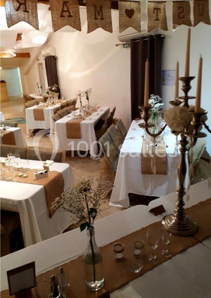 Location salle Rognes (Bouches-du-Rhône) - Domaine Naïs #2 Salle de réception décorée pour un mariage avec nappes blanches, chemins de table en jute et chandeliers dorés.