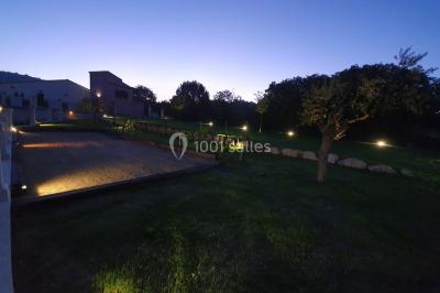 Miniature Location salle Rognes (Bouches-du-Rhône) - Domaine Naïs #13 Terrasse en pierre avec des tonneaux en bois, vue sur un paysage verdoyant et une clôture en fer forgé.
