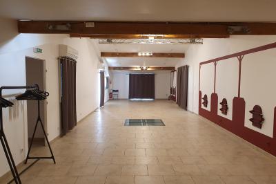 Miniature Location salle Rognes (Bouches-du-Rhône) - Domaine Naïs #23 Terrasse en pierre avec des tonneaux en bois, vue sur un paysage verdoyant et une clôture en fer forgé.