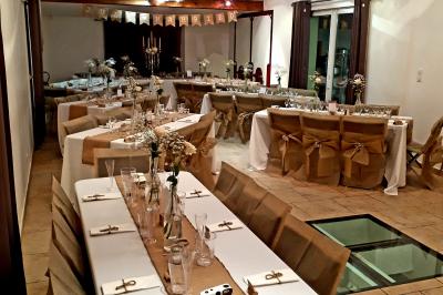 Miniature Location salle Rognes (Bouches-du-Rhône) - Domaine Naïs #20 Terrasse en pierre avec des tonneaux en bois, vue sur un paysage verdoyant et une clôture en fer forgé.