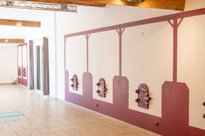 Miniature Location salle Rognes (Bouches-du-Rhône) - Domaine Naïs #11 Vignes en premier plan avec un bâtiment agricole et des arbres sous un ciel partiellement nuageux en arrière-plan.