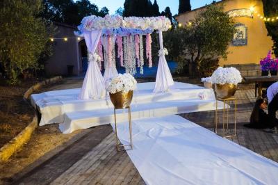 Assortiment de fromages et saumon fumé sur une table avec une bouteille de vin rouge, verres et cheminée en arrière-plan.