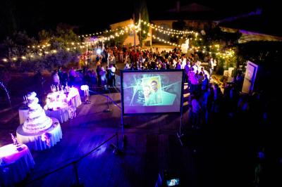 Assortiment de fromages et saumon fumé sur une table avec une bouteille de vin rouge, verres et cheminée en arrière-plan.