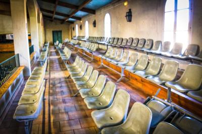 Assortiment de fromages et saumon fumé sur une table avec une bouteille de vin rouge, verres et cheminée en arrière-plan.