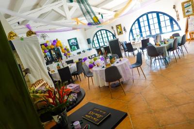 Assortiment de fromages et saumon fumé sur une table avec une bouteille de vin rouge, verres et cheminée en arrière-plan.