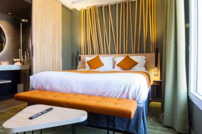 Salle de sport équipée d'un tapis de course en bois, d'un vélo d'exercice, d'haltères et d'un espalier.