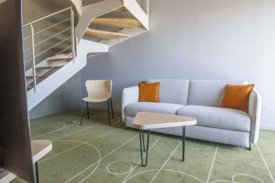 Salle de sport équipée d'un tapis de course en bois, d'un vélo d'exercice, d'haltères et d'un espalier.