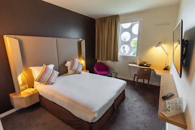 Salle de sport équipée d'un tapis de course en bois, d'un vélo d'exercice, d'haltères et d'un espalier.