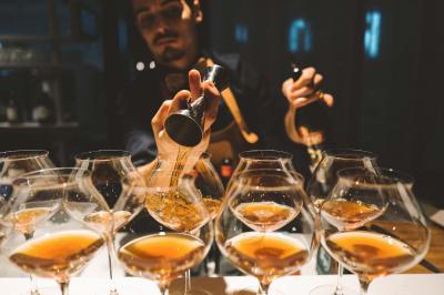 Salle de sport équipée d'un tapis de course en bois, d'un vélo d'exercice, d'haltères et d'un espalier.