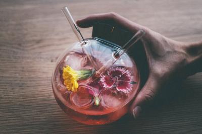 Salle de sport équipée d'un tapis de course en bois, d'un vélo d'exercice, d'haltères et d'un espalier.