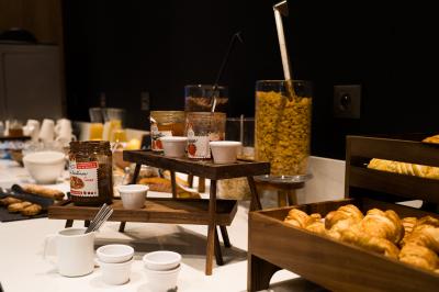 Salle de sport équipée d'un tapis de course en bois, d'un vélo d'exercice, d'haltères et d'un espalier.