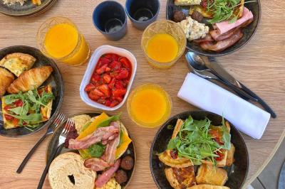 Salle de sport équipée d'un tapis de course en bois, d'un vélo d'exercice, d'haltères et d'un espalier.