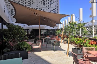 Salle de sport équipée d'un tapis de course en bois, d'un vélo d'exercice, d'haltères et d'un espalier.