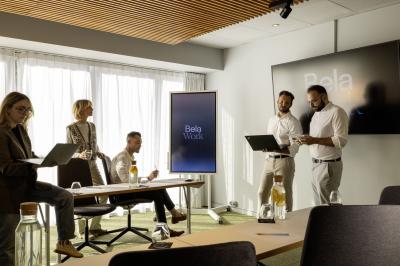 Salle de sport équipée d'un tapis de course en bois, d'un vélo d'exercice, d'haltères et d'un espalier.