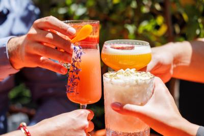 Salle de sport équipée d'un tapis de course en bois, d'un vélo d'exercice, d'haltères et d'un espalier.