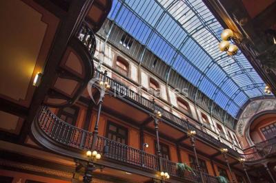 Une femme assise devant des machines à sous dans un casino, regardant l'écran de jeu.