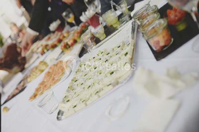 Une femme assise devant des machines à sous dans un casino, regardant l'écran de jeu.