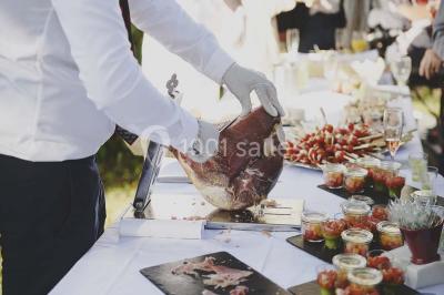 Une femme assise devant des machines à sous dans un casino, regardant l'écran de jeu.