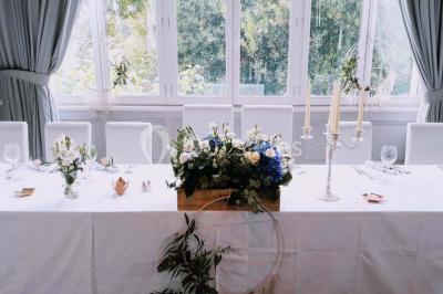 Une femme assise devant des machines à sous dans un casino, regardant l'écran de jeu.
