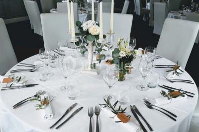 Une femme assise devant des machines à sous dans un casino, regardant l'écran de jeu.
