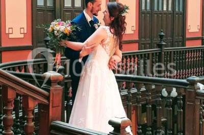 Une femme assise devant des machines à sous dans un casino, regardant l'écran de jeu.