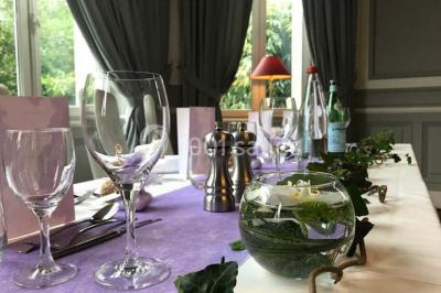 Croupier debout derrière une table de blackjack dans un casino, avec jetons et cartes visibles.