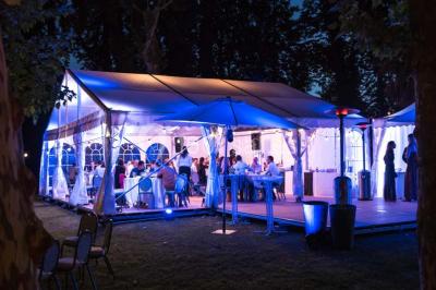 Croupier debout derrière une table de blackjack dans un casino, avec jetons et cartes visibles.