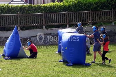 Croupier debout derrière une table de blackjack dans un casino, avec jetons et cartes visibles.