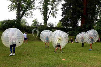 Croupier debout derrière une table de blackjack dans un casino, avec jetons et cartes visibles.