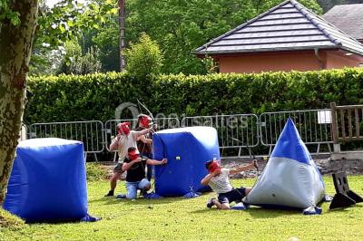 Croupier debout derrière une table de blackjack dans un casino, avec jetons et cartes visibles.
