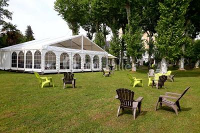 Croupier debout derrière une table de blackjack dans un casino, avec jetons et cartes visibles.