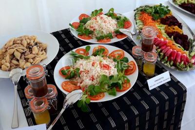 Croupier debout derrière une table de blackjack dans un casino, avec jetons et cartes visibles.
