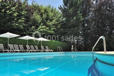 Miniature Location salle Divonne-les-Bains (Ain) - Domaine de Divonne #17 Salle de restaurant élégante avec tables dressées, chaises en bois sculpté et décor floral sur les murs et le sol.