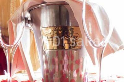 Miniature Location salle Divonne-les-Bains (Ain) - Domaine de Divonne #16 Salle de restaurant élégante avec tables dressées, chaises en bois sculpté et décor floral sur les murs et le sol.