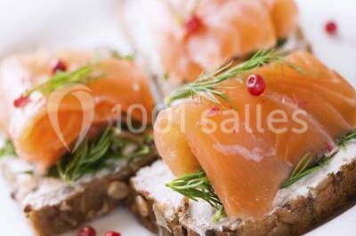 Miniature Location salle Divonne-les-Bains (Ain) - Domaine de Divonne #18 Salle de restaurant élégante avec tables dressées, chaises en bois sculpté et décor floral sur les murs et le sol.