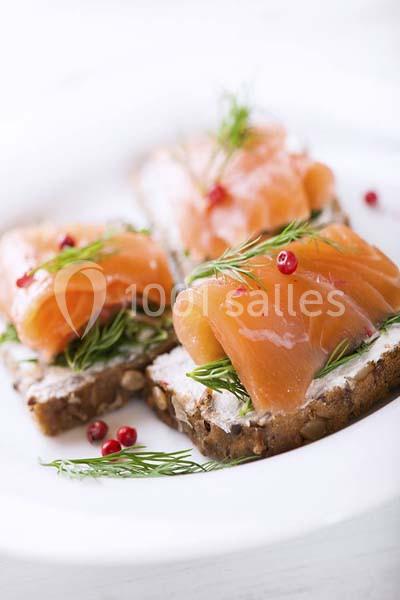 Location salle Divonne-les-Bains (Ain) - Domaine de Divonne #18 Tranches de saumon fumé sur du pain aux céréales avec fromage frais, aneth et baies roses.