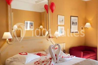 Miniature Location salle Divonne-les-Bains (Ain) - Domaine de Divonne #12 Salle de restaurant élégante avec tables dressées, chaises en bois sculpté et décor floral sur les murs et le sol.