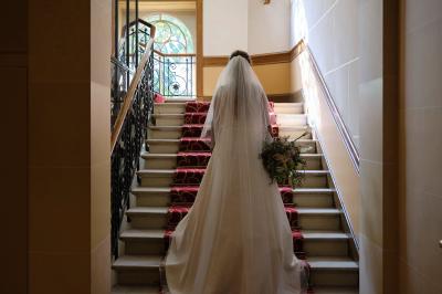 Miniature Location salle Divonne-les-Bains (Ain) - Domaine de Divonne #6 Salle de restaurant élégante avec tables dressées, chaises en bois sculpté et décor floral sur les murs et le sol.