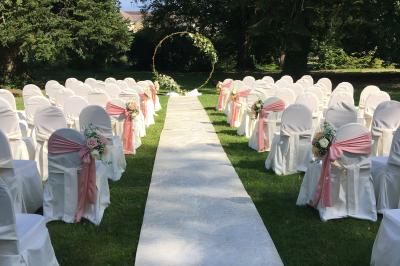 Miniature Location salle Divonne-les-Bains (Ain) - Domaine de Divonne #8 Salle de restaurant élégante avec tables dressées, chaises en bois sculpté et décor floral sur les murs et le sol.