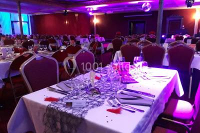 Salle de réception avec scène, piste de danse en bois, moquette rouge et plafond décoré d'une fresque.