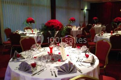 Salle de réception avec scène, piste de danse en bois, moquette rouge et plafond décoré d'une fresque.